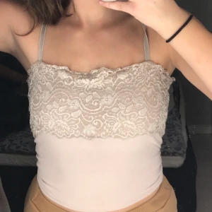 Linne spets ljusrosa strl M - Säljer superfint ljusrosa linne med spets då det inte passar mig längre. Linnet är i gott skick och skönt material. Passar bra till allt! ☺️