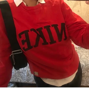 Nike vintage sweatshirt  - Skitsnygg Nike sweartshirt som tyvärr var för liten för mig, (bilden är tagen från förra säljaren). Buda över 630kr, budgivningen avslutas den 3/1 - 3 januari🥰 AVSLUTAD