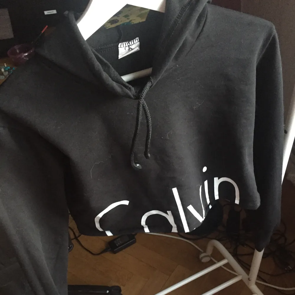 En fin croppad Calvin Klein hoodie från Turkiet( Dvs inte äkta) Det står att storleken är M/L men tycker att den passar mer som S/M.Tröjan styck 30kr Shortsen 30kr men tsm 50kr om man skulle vilja båda. . Tröjor & Koftor.