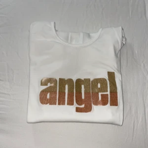 T-shirt i storlek S - Jätterfin vit t-shirt som är oanvänd. Det står att den har storlek L men passar endast XS och S