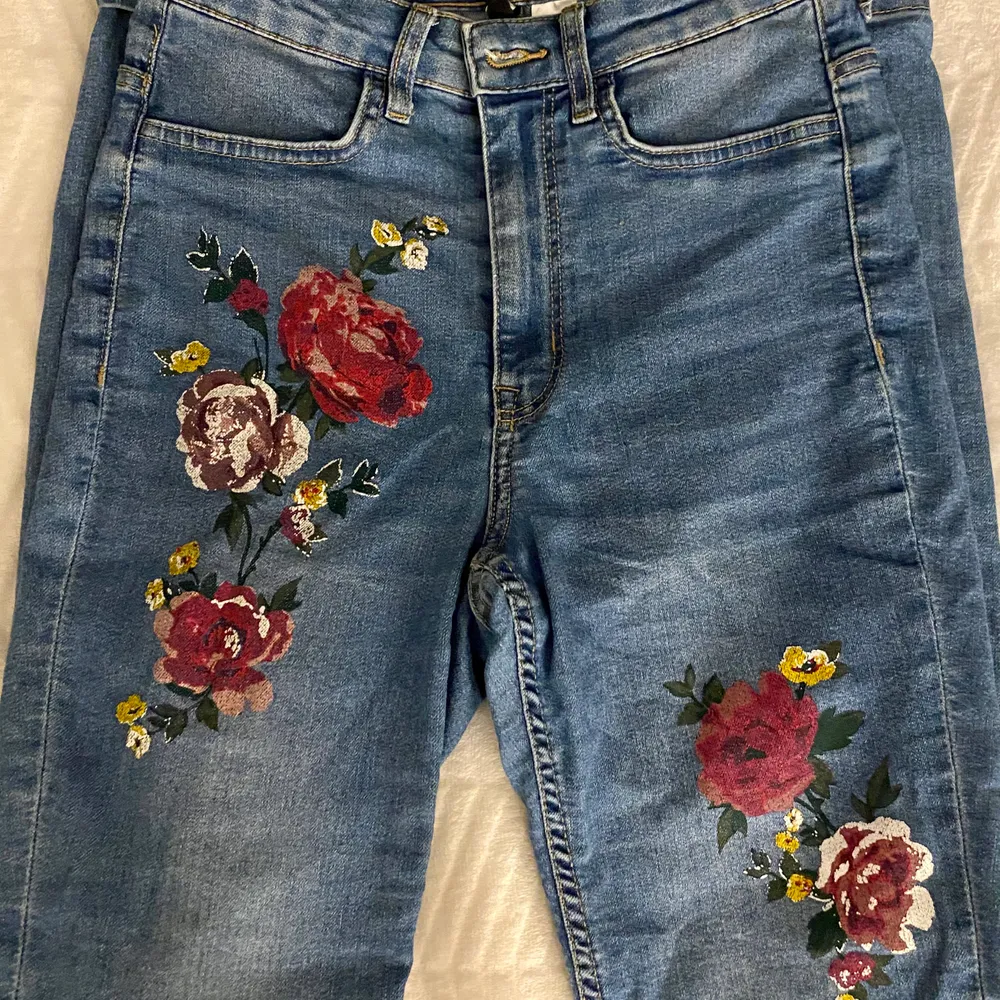Ett par jättesöta jeans från H&M som jag är ganska säker på inte finns längre. De har jättefina målade blommor på benen som ser handmålade ut 💐 Storlek 36 (S). Säljer för 50kr+frakt. DM:a för mer info 💐. Jeans & Byxor.