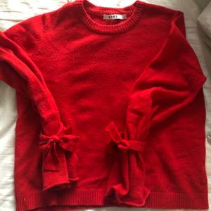 Röd stickad tröja i strl S från NA-KD. Använd ett fåtal gånger, i mycket bra skicka. Köpare står för frakten. 