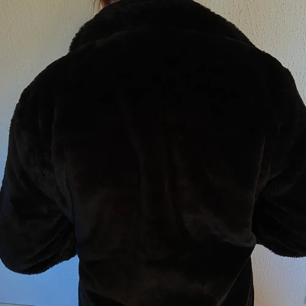 En svart jacka från only i fake päls knappast använd och i väldigt bra pris, sitter bra på mig som är 170 lång och när i vanliga fall S i jackor. . Jackor.