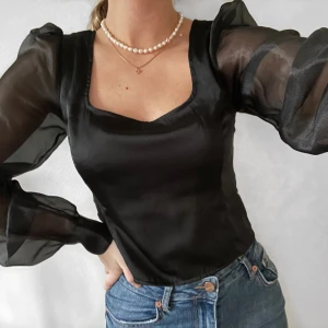 Topp från NAKD - Köpt 2019. Har bara kommit till användning en gång. En perfekt topp som även går att klä ner till vardagen. Passar XS till S. Högsta bud vinner