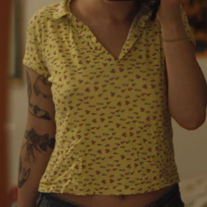 Gul blommig pike - Gul och blommig pikeliknande top 