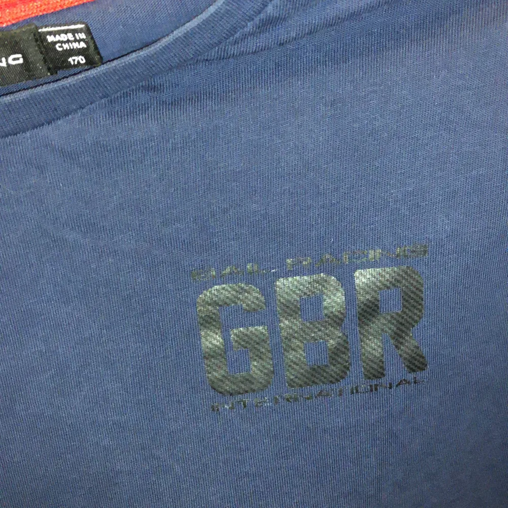 Skitnajs t shirt från sail racing. Köpt för 299kr, skick 7/10, säljs för 100kr. Marinblå med coola detaljer . T-shirts.
