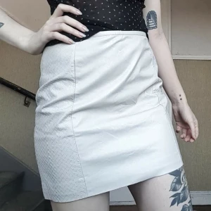 Benvit skinnkjol NY MED PRISLAPP KVAR - SKITSNYGG benvit kjol i fuskskinn!! fina men diskreta detaljer på sidan 😌 Helt ny med prislappen kvar!!  Storlek 36 men stor i storleken, den är mer som en 38 eller tillomed 40 Nypris 249kr 100kr