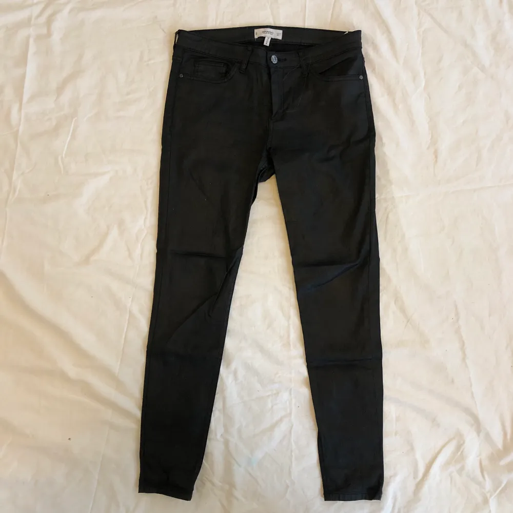 Svarta byxor, i vaxat material från Mango. Köparen står för frakten :). Jeans & Byxor.