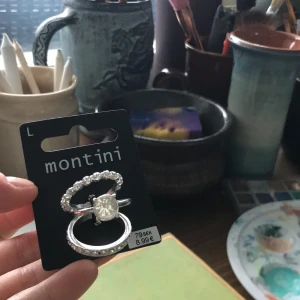 Silverringar med kristall - 3 Helt nya superfina silverringar med kristaller i storlek large. Säljer pga att jag tyvärr råkade köpa dem i fel storlek. Nypris 79 men säljer dem för 30☺️