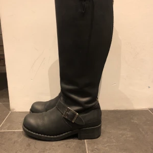 Jonny bulls - Svarta höga Jonny bulls, inte alls använda mycket och är i väldigt fint skick. Dragkedja därbak i storlek 40, pris kan diskuteras i snabb affär men frakt ingår ej (skickas via PostNord skicka lätt som är spårbart)