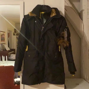 Alpha jacka xs  - Säljer min alpha industries jacka köptes 2018 använd typ 30 gånger, säljer pga inte min stil längre, nypris typ 1600 säljer för 500!