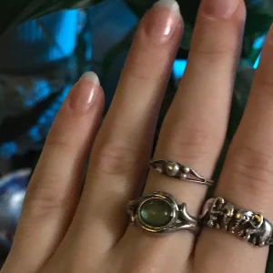 ringar - två supercoola ringar💍Den större ringen har en färgskiftande kula! Har själv sätt olika nyanser av blått, lila, grönt och gult! 75kr för den större och 25kr för den med kulor :) buda endast om ni är säkra att ni vill köpa!❤️ !!!Högsta bud 180kr för den färgskiftande ringen!!!