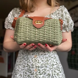 Korgväska - Grön korgväska med fake läder detaljer, jättesöt accessoar !