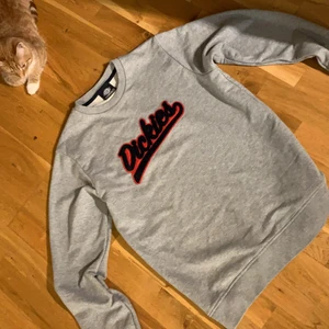 Dickies sweatshirt  - Grå jätte snygg o skön sweatshirt. Bild i Dm, frakt ingår den kosta 600 kr ny hör av er om ni har frågor så löser vi ❤️