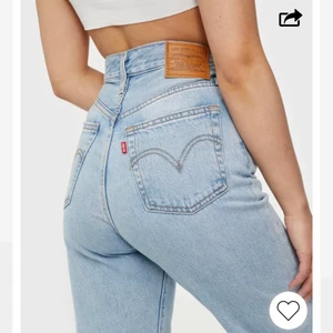 Levis - Intressekoll på dessa jeans eftersom de blivit för stora eftersom jeans blir större med tiden! Dom passar inte mig likadant längre! Det blir budgivningen om någon budar i kommentarerna! Köp de direkt för 500kr! Midja 24 längd 27 (passar mig som är 160) Frakten ingår i priset!