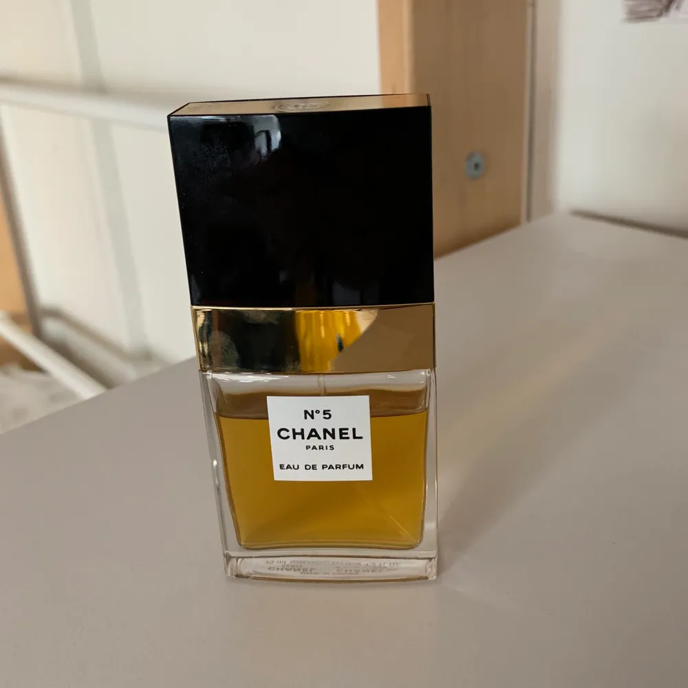 Chanel no 5, Eau de Parfum. Använd lite, som syns på bilden, kanske 30ml kvar!. Övrigt.