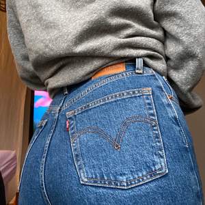 As snygga Levis jeans köpta i somras INTE second hand så väldigt fint skick, passar lite alla möjliga storleken beroende på om man vill ha dem lösa eller tajta, jag kunde ha dem när jag va en xs och nu har jag gått upp i vikt och kan ändå ha dem fast att jag har gått upp i storlek! 