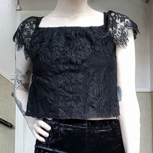 Svart spelstopp 🖤 - Helsvart croptop i spets från Hollister sååå goth o fin! 🕷✨ Passar till allt! Skitsnygg till långkjol eller jeans 😍 Storlek xs, är som en S 100kr inkl frakt 