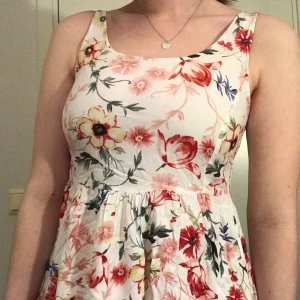 Sommarklänning - Mycket fin och somrig klänning! Aldrig använd tyvärr.