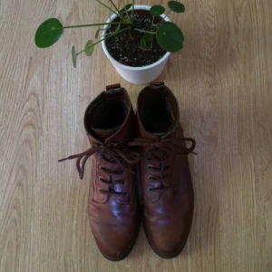  - 🌰Fodrade höst-/vinterkängor🌰

• Storlek: 38
• Märke: New Age
• Material: Troligen äkta skinn/läder
• Skick: Använda en säsong, fint skick 
• Övrigt: Lite vardagsslitage, ej mycket 
• Frakt: 53kr spårbart 