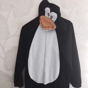 En pingvin-one piece som är köpt på primark, super mysig och har tillhörande pingvinfötter som man kan sätta på.❣️