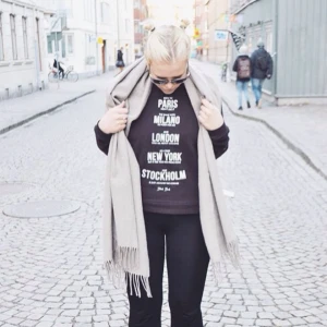  - Ny tröja från Black Book, storlek medium. Använd en gång och i nyskick. Kostade 499kr, säljer den nu för 100kr. Köpare betalar frakt!