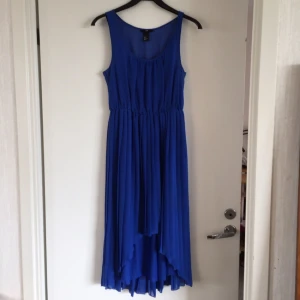  - Sommar klänning. Kungsblå. H&M. Finns i Hässelby 