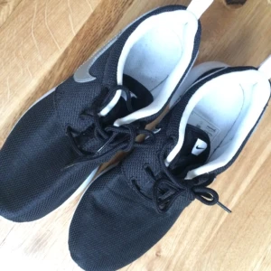  - Helt nya Nike skor, aldrig använda.
New shoes from Nike, never been used.
