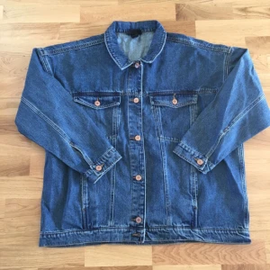  - Superfin jeansjacka från Monki! Storlek L, jag är en S/M och använt den som oversize! Så snygg!!!!❤️❤️🙌🏼😀 använd två gånger :)

Eventuell frakt betalas av köparen😙❤️