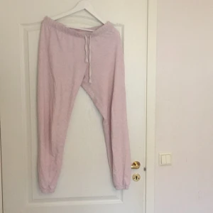  - Rosa mysbyxor från h&m i storlek M! Sitter jättebra på, väl använda och lite småhål men inga som syns samt lite "knottriga" ;) köparen står för frakt!
