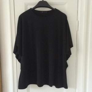 Helt ny tröja ifrån Åhléns märke Å. 100% polyester. Sprund i ärmen mot axeln. 