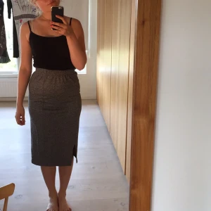  - Ball halvlång kjol (beror på din längd samt om du drar upp kjolen till midjan eller har den vid höften) från Monki. Använd två gånger.