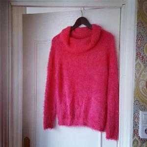  - Chock-/ceriserosa supermysig tröja, lika mjuk och gosig som den ser ut. 