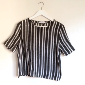  - Superfin tröja från Rodebjer! Tyvärr för stor för mig.
Längd: ~55cm
Material: 100% cotton

•
~🌸🌺🌸~
Priser alltid diskuterbara!
Möte i Sthlm/Köpare står för frakt
Swish/Bank/Paypal/Cash is Queen 👑
~🌸🌺🌸~
•