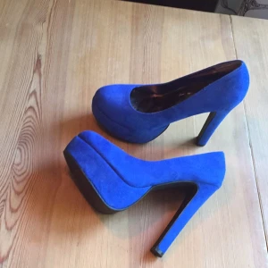  - Balla blå klackar. De är endast testade inomhus. Säljer dessa då de är lite för höga för mig. Klack ca 13cm med en platå på 5cm. 