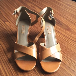  - 1 years old, ECCO size 39 heels, worn once. 
