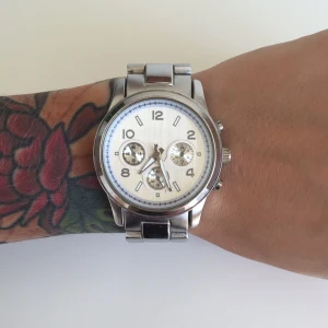  - Klockan mäter 19/20cm stängd. Finns tyvärr inga mellandelar att förlänga med. Slut på batteri, görs enkelt själv genom att köpa batteri för 20kr på Ica. 