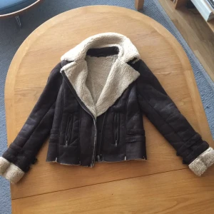  - Höst/vinterjacka shearling från Made in the shade! Varmt foder och superskön 