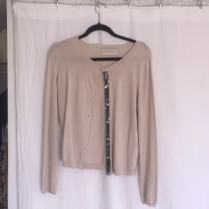  - Fin puderrosa Kashmir och ull kofta från Customade, sparsamt använd. 