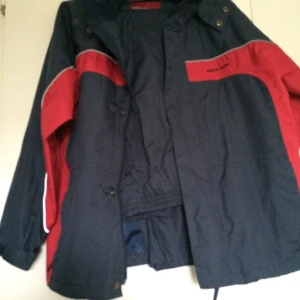  - Regnjacka och byxor