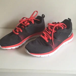  - Nya Reebok träningsskor, endast använda 2ggr. Gråa med rosa detaljer. Säljer dem pga att de är för små på mig. Inköpta på Stadium för 599kr

Stl 38