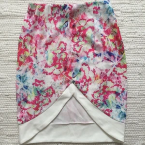  - Helt oanvänd kjol med prislapp kvar från Nelly.
