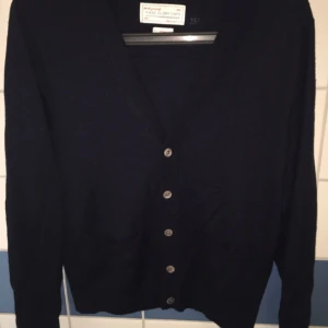  - Snygg tröja kofta. Mörk blå. Size M. 