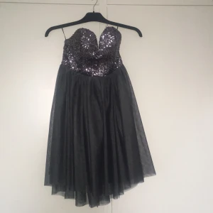  - En grå festklänning från Gina tricot använt bara 1 gång och jätte bra kvalité👌