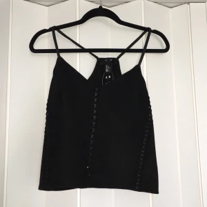  - Cropped top i mockaimitation, aldrig använd. 
