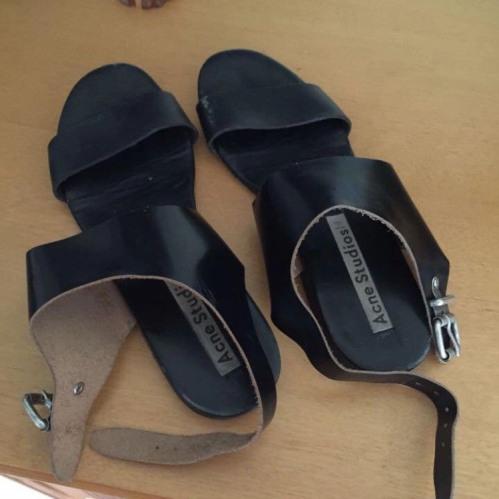 Klassiska svarta ACNE sandaler | Plick Second Hand