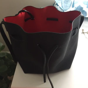  - Använd fåtal gånger. Finns även en fodrat fack inuti väskan