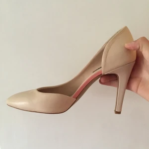  - Äkta skinnklackar från H&M. Använda endast inomhus. Ett litet märke (se bild) längst ner på ena skon som lätt går att tvätta bort med rätt medel. 

Använder postens fraktpriser och tar även emot swish :).