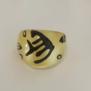  - Gul plastring. Stor i storleken. Frakt tillkommer, har swish. 