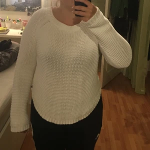  - Jättefint stickad tröja från plusfine. Är i hur bra skick som helst.
